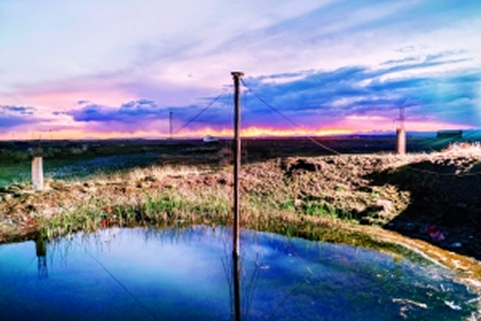 2007年9月,一颗巨大的陨石坠落在秘鲁小镇卡兰卡斯,在地面上留下一个巨大的坑。沃德团队曾来到这里寻找陨石。