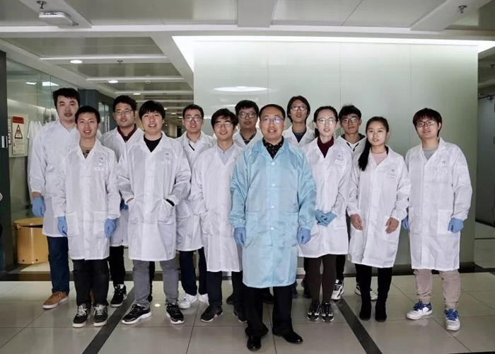 修发贤(蓝衣)及其团队近日在量子力学领域上带来一大突破。