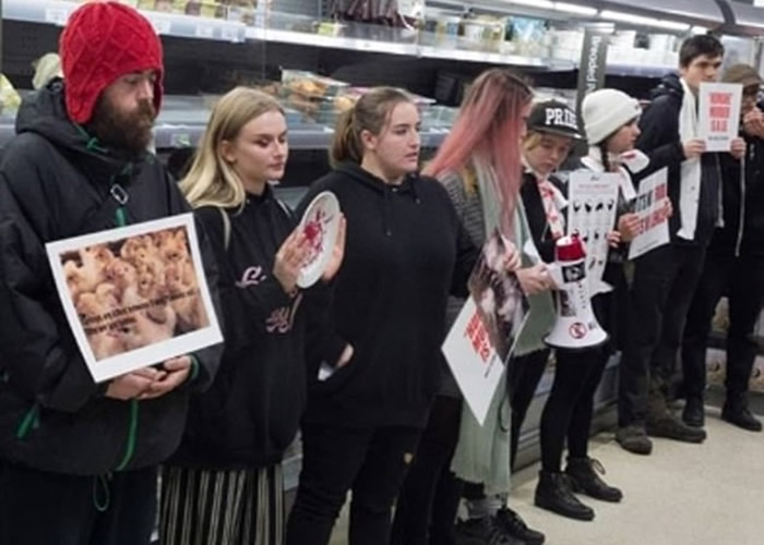 示威者拦在超市肉柜前。