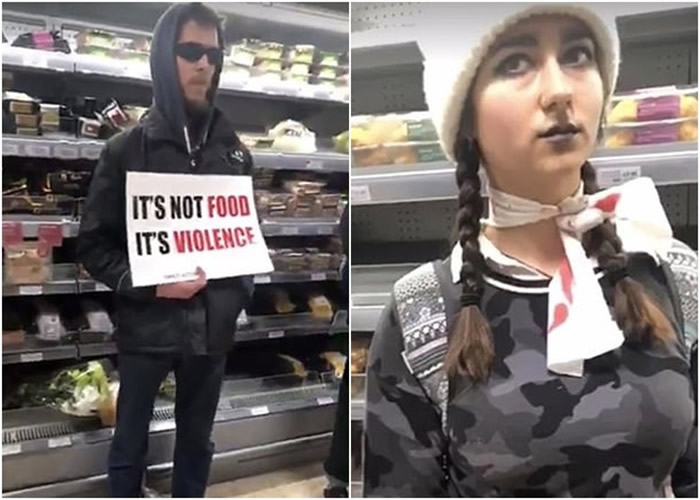 示威者手持标语及道具抗议。