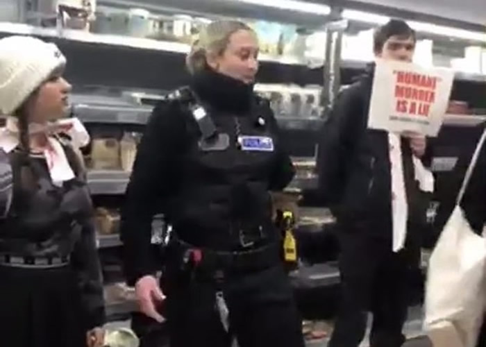 警员到场劝喻。