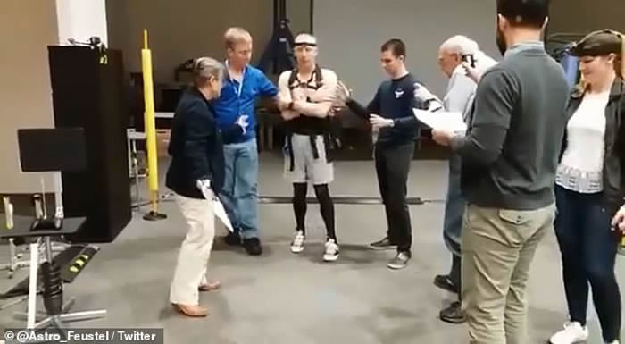 �����Ա�ڹ��ʿռ�վ197������󷵻ص��� ��·Ҳҡҡ��׹