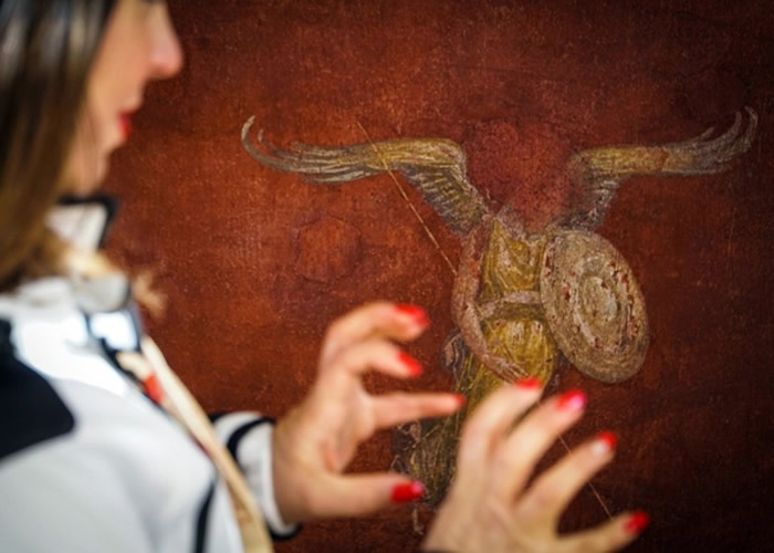 专家多年来精心修复房间壁画。