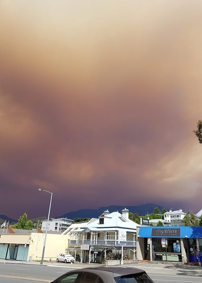 澳洲塔斯马尼亚霍巴特市山林大火失控 天空染成“末日红”