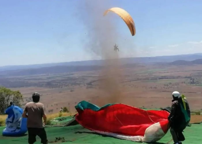 准备出发遇尘卷风 澳洲滑翔降伞爱好者“飞沙空中转”