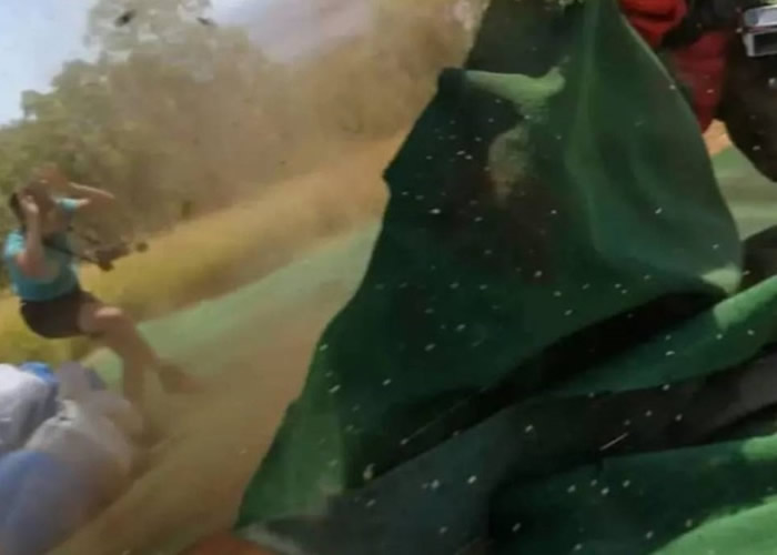 准备出发遇尘卷风 澳洲滑翔降伞爱好者“飞沙空中转”