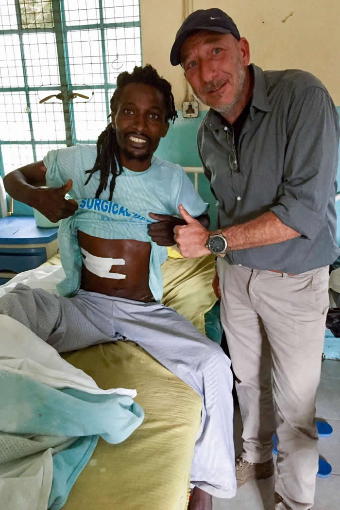 意大利摄影师在肯尼亚拍下恐怖瞬间:渔民在水中遭河马攻击 只剩脚在水面上