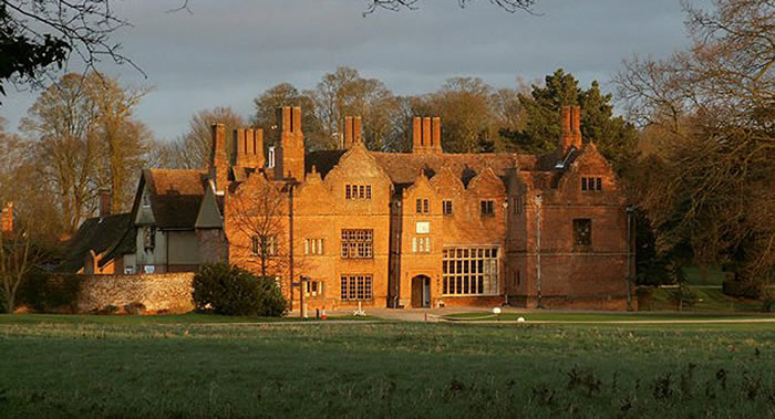 明星厨师、知名电视节目主持人杰米·奥利弗(Jamie Oliver)在埃塞克斯郡买下一栋鬼屋