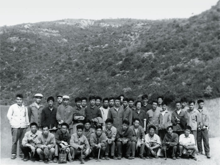 为了找化石,张弥曼(后排右九)与地质勘察队“跑野外”。她是队伍里唯一的女生。(张弥曼 / 供图)