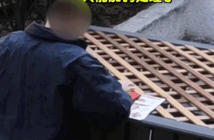 网红“毒角SHOW”发布监控视频 美国华裔老翁拾起五星红旗片段再度在网上爆红