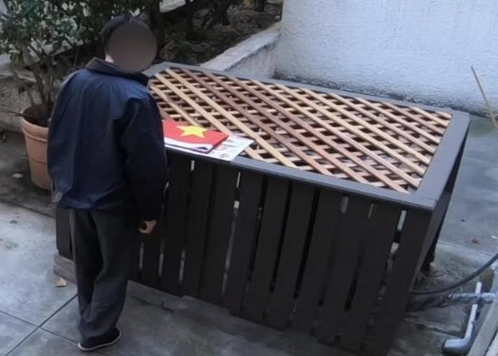 网红“毒角SHOW”发布监控视频 美国华裔老翁拾起五星红旗片段再度在网上爆红