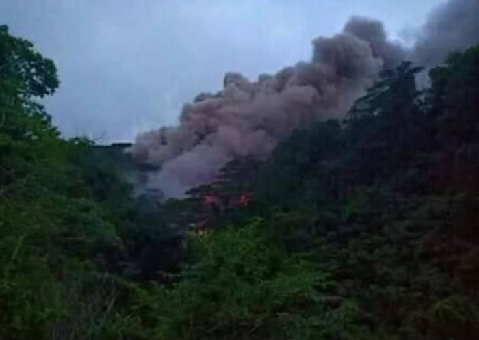 卡兰吉田火山喷出大量气体。