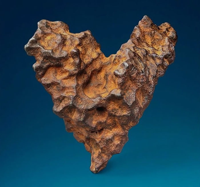 英国佳士得拍卖行情人节前夕网拍罕有心形陨石