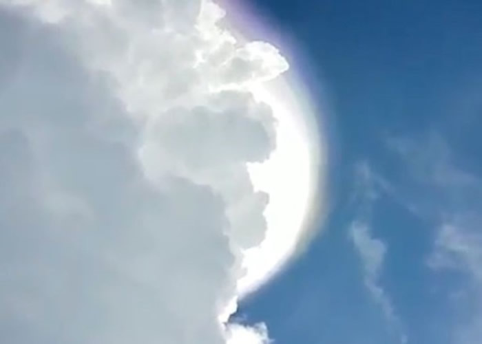 外星人UFO光临?哥伦比亚天空巨型圆盘在云层上方盘旋