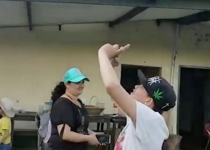 外星人UFO光临?哥伦比亚天空巨型圆盘在云层上方盘旋