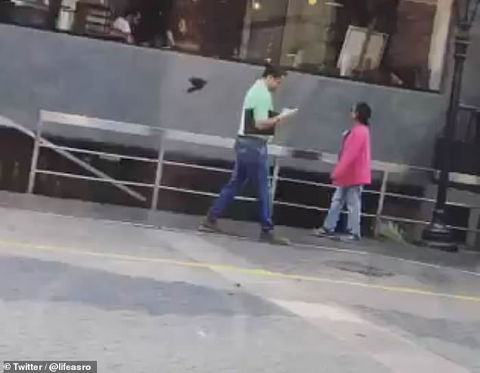 秘鲁凶猛鸽子街头攻击路人 目标均是男性