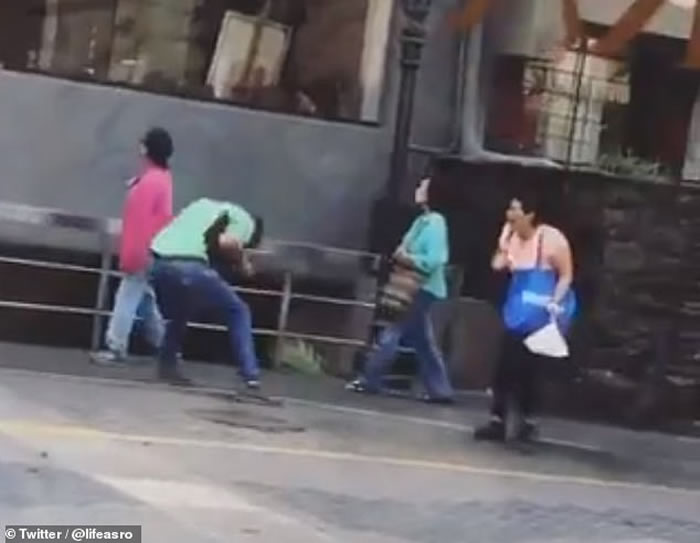 秘鲁凶猛鸽子街头攻击路人 目标均是男性