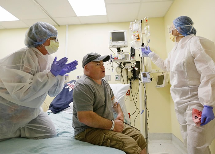 图为首名病人(中)接受基因编辑治疗的情况。