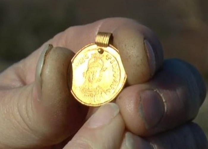 英国肯特郡金属探测爱好者农田中发现1500年前吊坠 以为朱古力金币