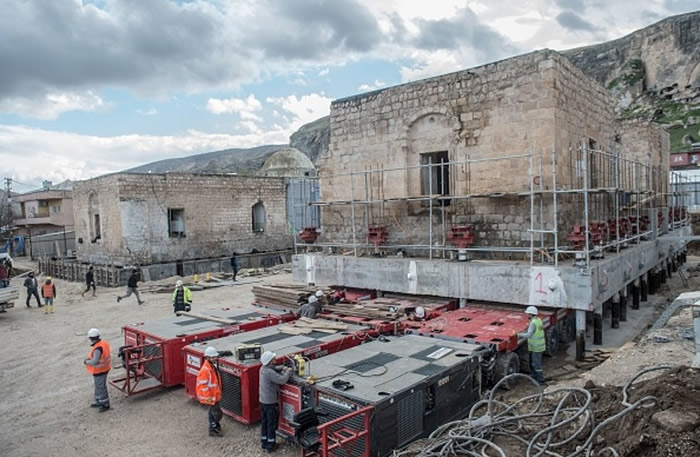 工人运走古迹。