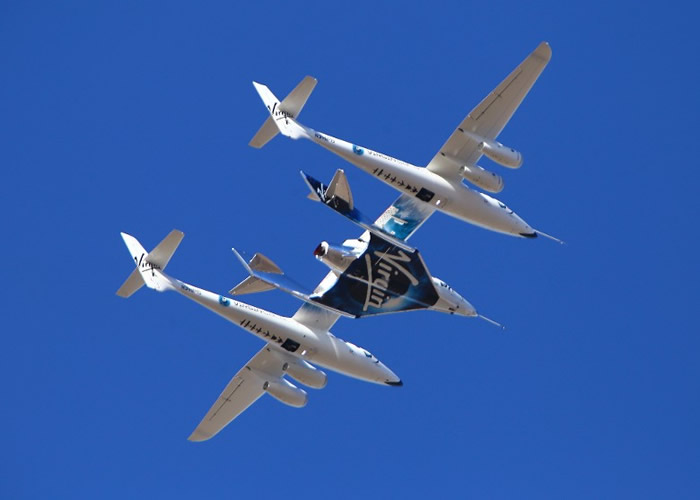 团结号(图)成功载客到太空边缘。