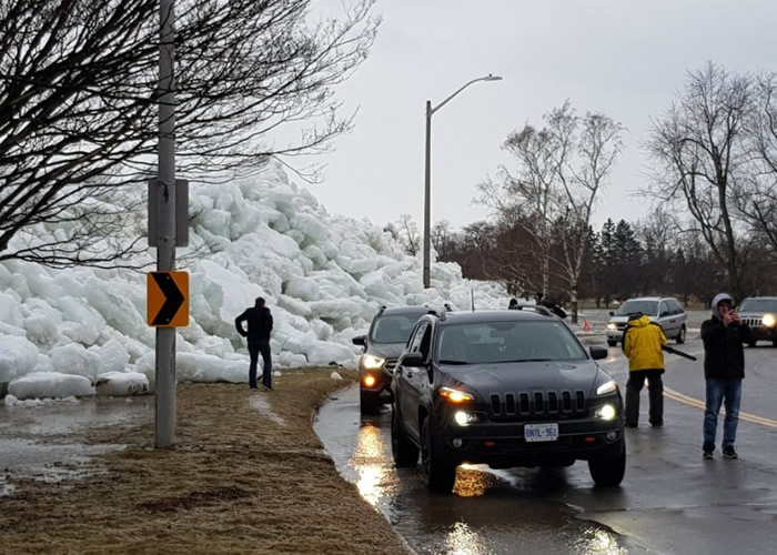 暴风吹袭美国东岸 多地出现“冰海啸”奇景