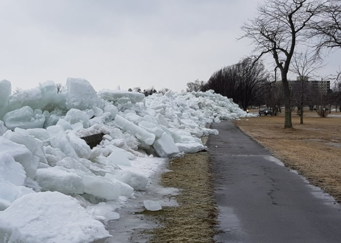 暴风吹袭美国东岸 多地出现“冰海啸”奇景