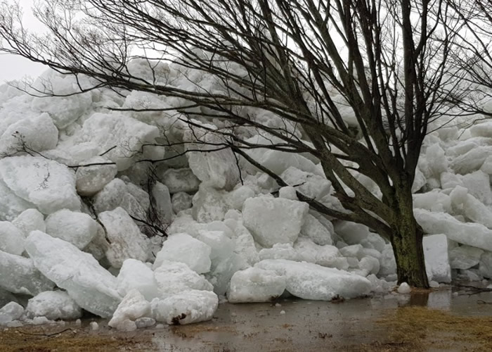 暴风吹袭美国东岸 多地出现“冰海啸”奇景