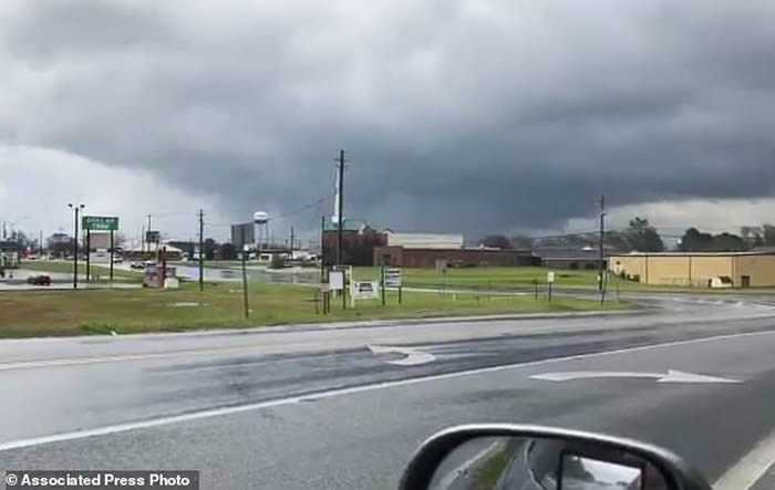 至少有2个等级达到“EF-3”的龙卷风袭击美国阿拉巴马州