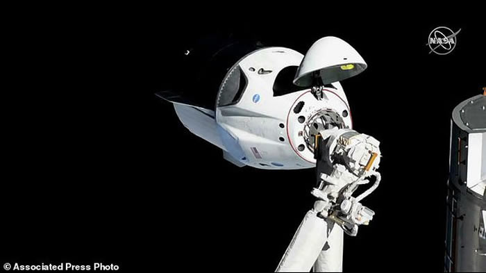 美国新型宇宙飞船“龙2”(Dragon-2)成功与国际空间站对接