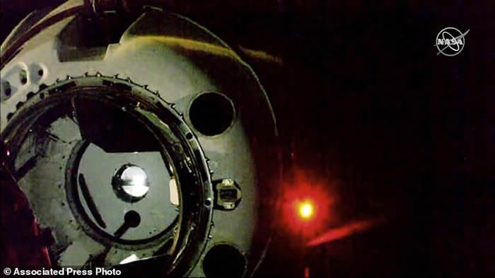 美国新型宇宙飞船“龙2”(Dragon-2)成功与国际空间站对接