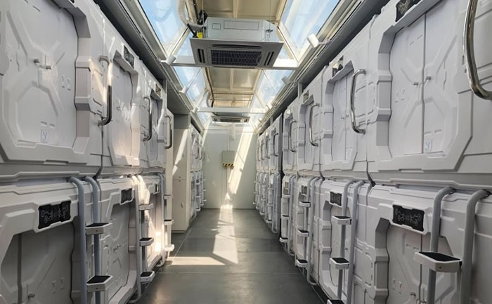 营地内设有多个睡眠舱。