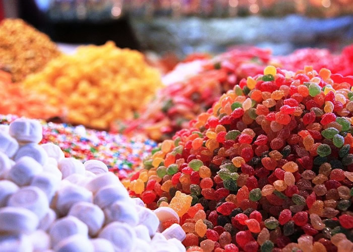 有企业利用AI技术,分析糖果的甜味和酸味。