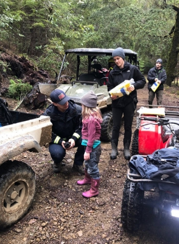 卡罗琳(粉衣者)与救援人员交谈。