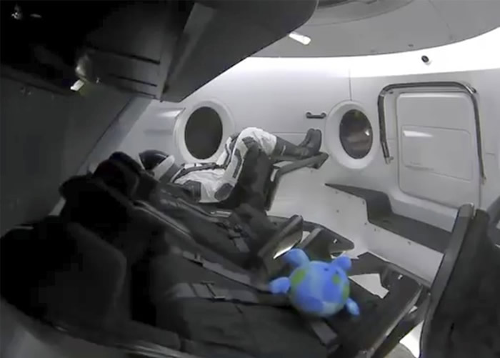 Crew Dragon载有一个假人作测试。