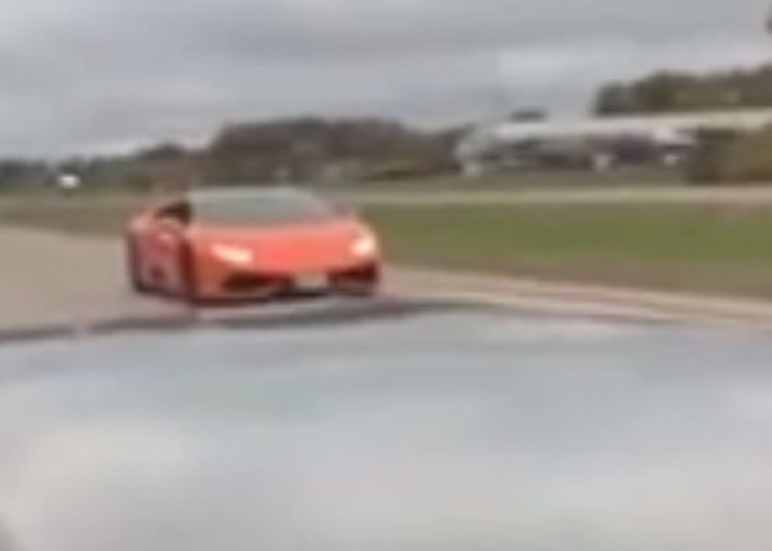 美国明尼苏达州东伯特利城一辆货车跑赢兰博基尼超级跑车?