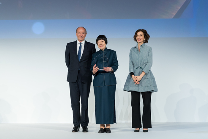 张弥曼(中)在“世界杰出女科学家”颁奖典礼上