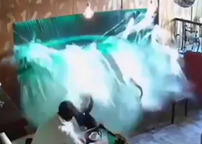 鱼缸突然爆裂,倾泻的缸水向两名顾客照头淋。