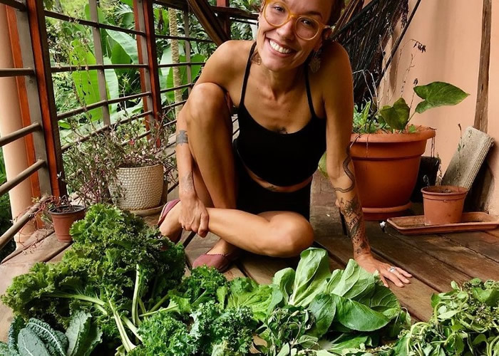 美国费城热爱大自然的女子搬到森林做“现代女巫” 曾用巫师草药疗法成功治愈顽疾