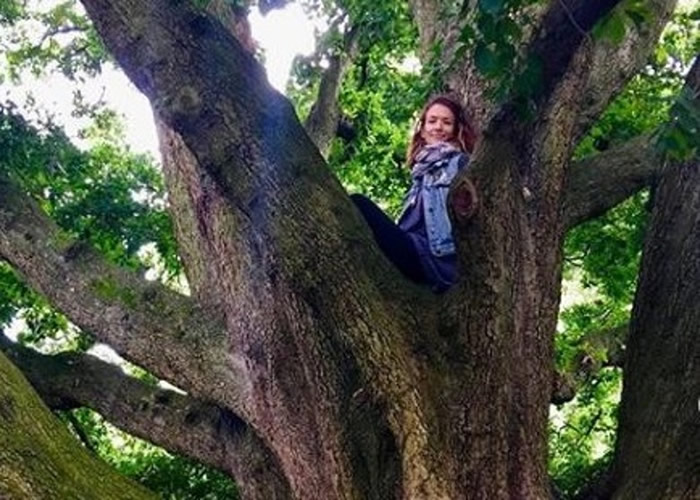 美国费城热爱大自然的女子搬到森林做“现代女巫” 曾用巫师草药疗法成功治愈顽疾