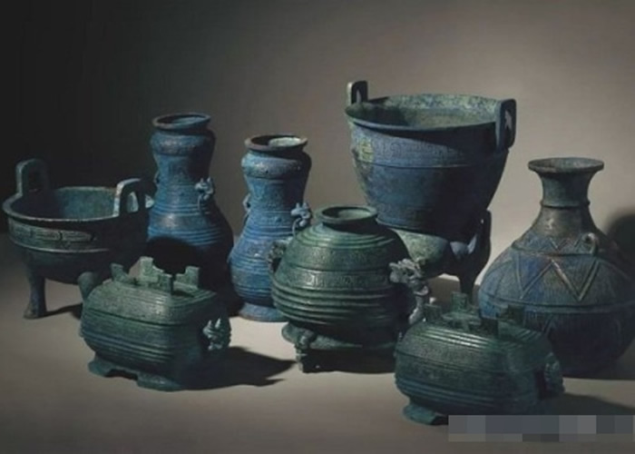 西周晚期曾伯克父青铜组器。