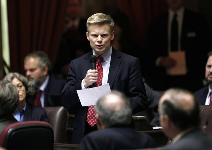 佩德森(中)推动的重组法案,有望获得州众议院支持。