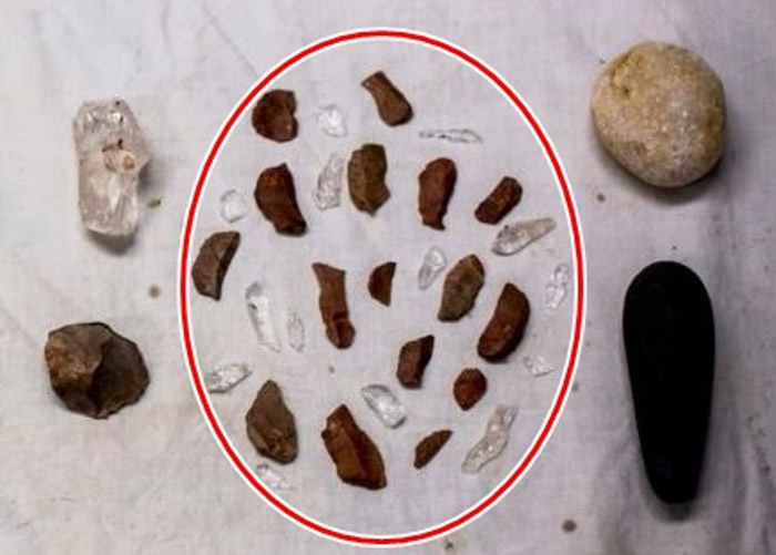 该批石英薄片(红圈示)十分精致。