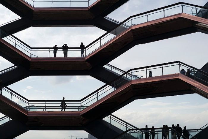 游客可以一边散步,一边观赏不同角度和高度的城市景观。