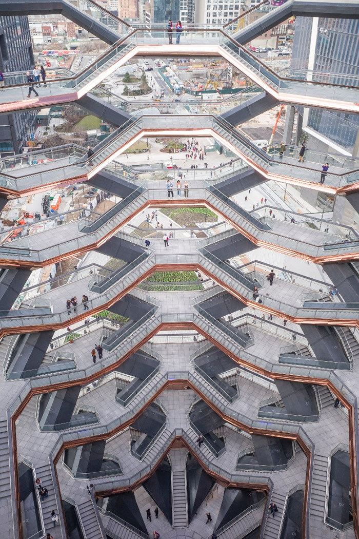 这幢建筑犹如倒三角,由多级环形连接的阶梯组成。