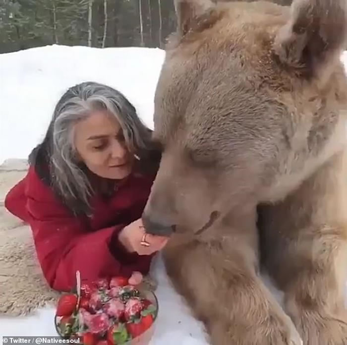 ����Ů����������������ѩ���� ιʳʿ��ơ��