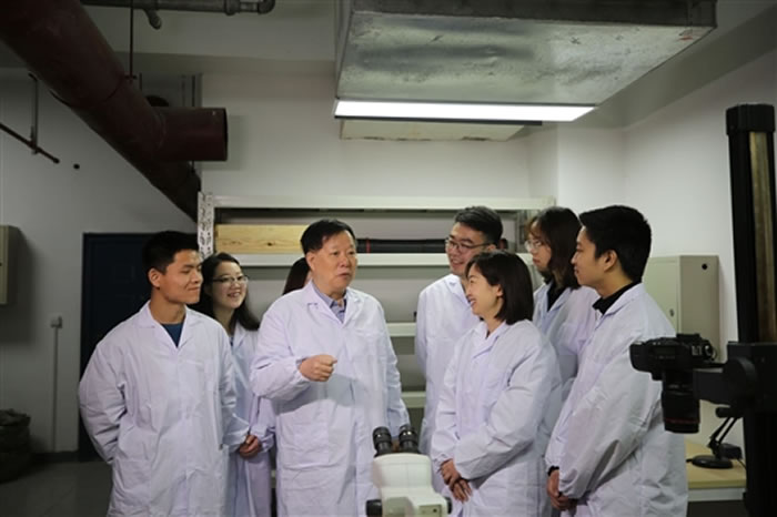 舒德干院士(前排左二)向傅东静博士(前排右二)等学生讲解早期生命起源的研究问题 张行勇摄