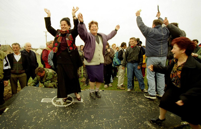 1999��3��27������ά������λ�����������һ���ġ�ҹӥ��F-117����ս������