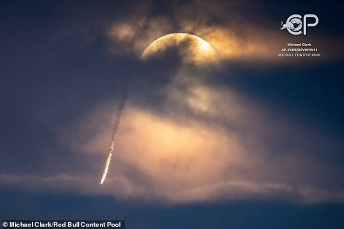 巨大火流星或UFO坠落美国加州洛杉矶市中心?警方回应......