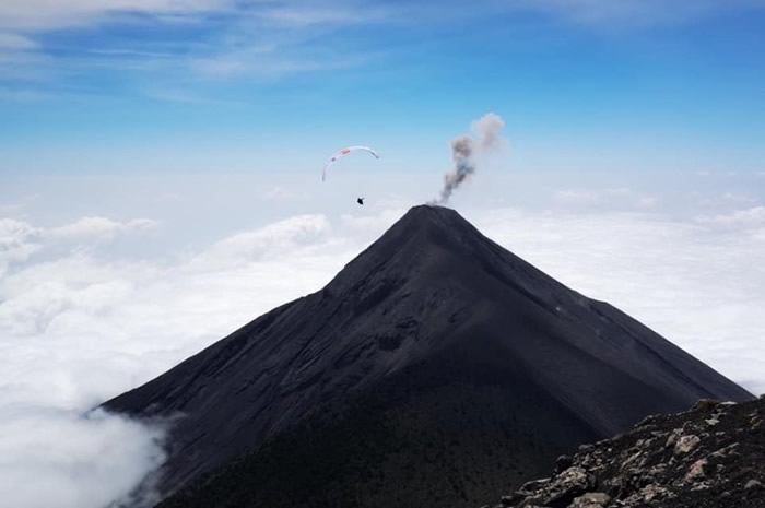 西班牙极限运动好手Horacio Llorens Fernandez冒险乘滑翔伞飞越位危地马拉富埃戈火山